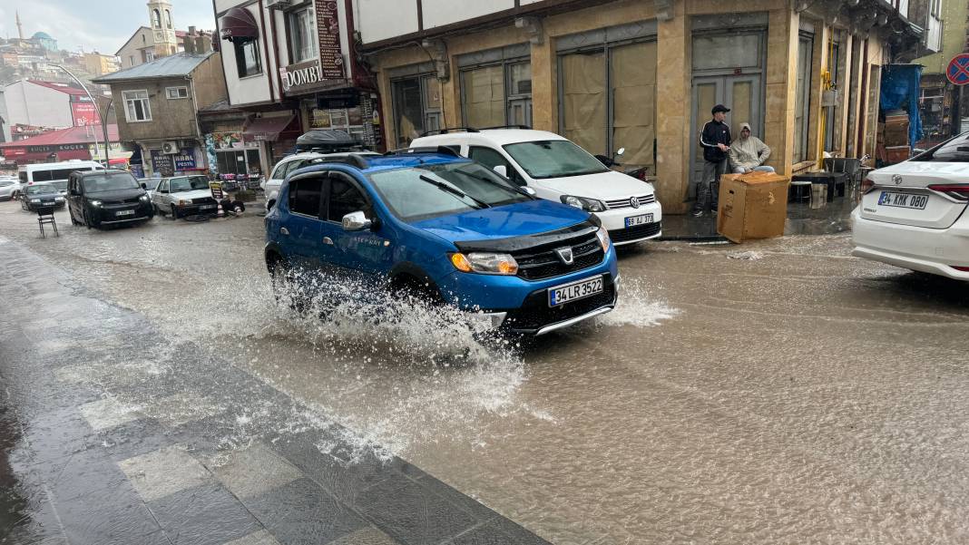 Bayburt'u sağanak vurdu! Cadde ve sokaklar göle döndü 1